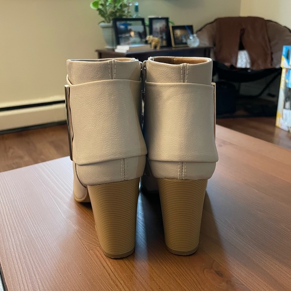 Cream Brazilian leather and gold, block heeled, booties in women’s size 5.5 - Picture 3 of 6